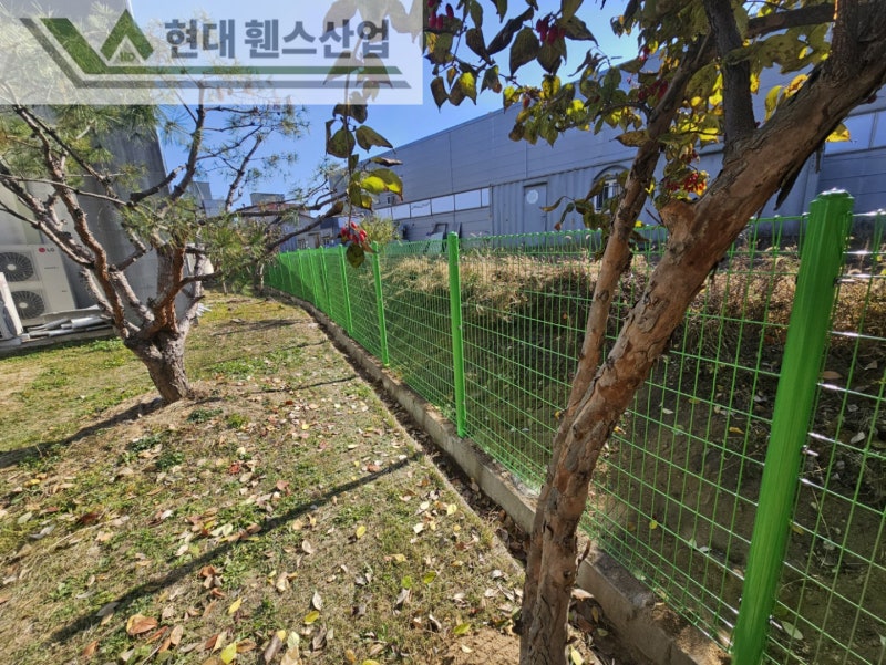 아산휀스 펜스 울타리 - 아산시 배방읍에 위치한 교회 건물 뒤편에 경계용 메쉬휀스를 시공한 현장을 소개합니다.