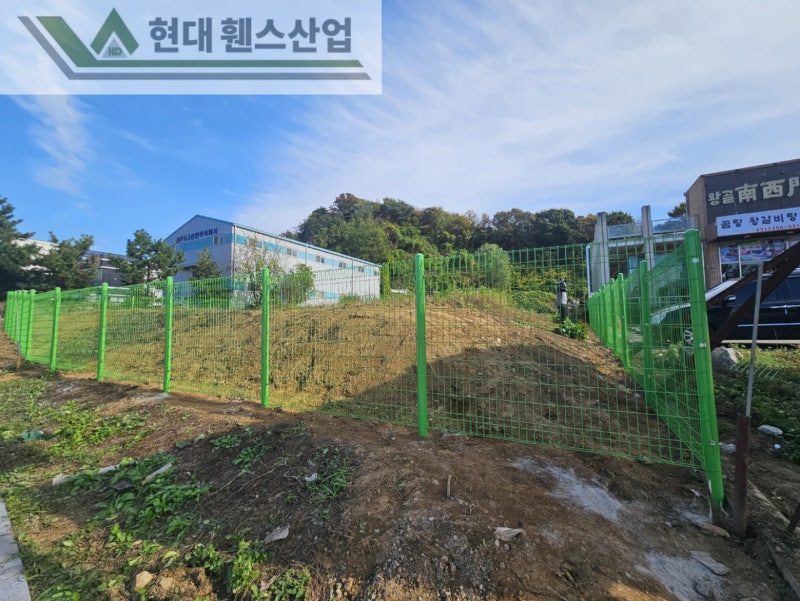 천안휀스 펜스 울타리 - 천안시 성성동에 위치한 빈 공터에 경계용 메쉬휀스를 시공한 현장을 소개합니다. 천안휀스 펜스 울타리 - 천안시 성성동에 위치한 빈 공터에 경계용 메쉬휀스를 시공한 현장을 소개합니다.