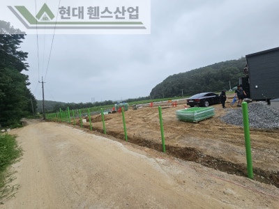 아산휀스 펜스 울타리 - 아산시 신창면에 위치한 농막 부지 경계에 메쉬휀스를 설치한 현장을 소개합니다. 아산휀스 펜스 울타리 - 아산시 신창면에 위치한 농막 부지 경계에 메쉬휀스를 설치한 현장을 소개합니다.