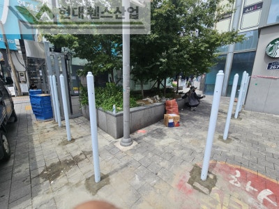 고양휀스 펜스 울타리 - 고양시 일산동구에 위치한 복합 쇼핑몰 건물에 출입방지용 디자인창살휀스를 설치한 현장을 소개합니다. 고양휀스 펜스 울타리 - 고양시 일산동구에 위치한 복합 쇼핑몰 건물에 출입방지용 디자인창살휀스를 설치한 현장을 소개합니다.