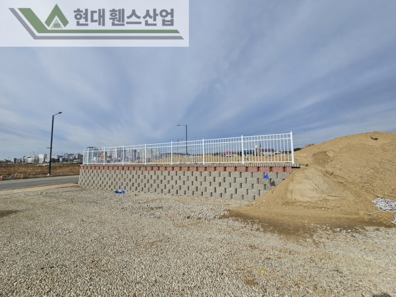 평택휀스 펜스 울타리 - 평택시 칠괴동에 위치한 신축산업단지 부지 경계에 경계용 베이직 B형휀스를 시공한 현장을 소개합니다.