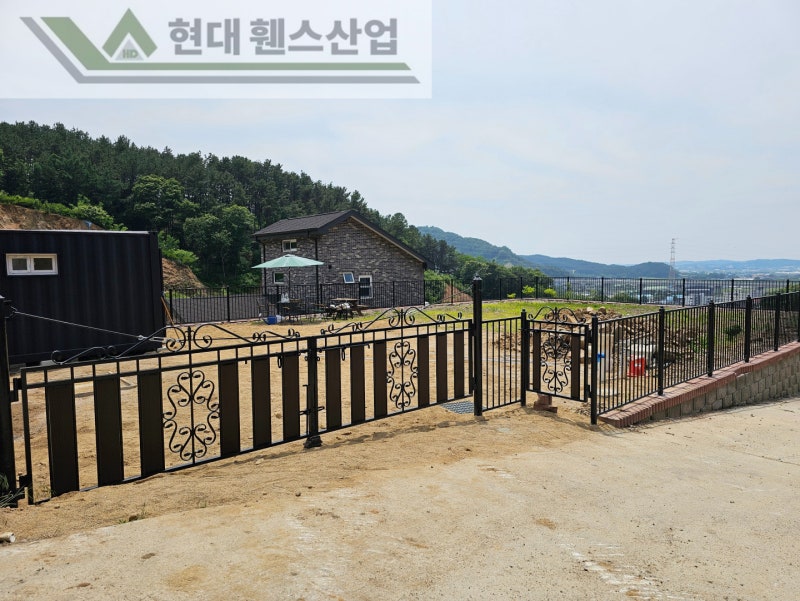 아산휀스 펜스 울타리 - 아산시 선장면에 위치한 경치가 아름다운 전원주택에 베이직휀스를 설치한 현장을 소개합니다. 아산휀스 펜스 울타리 - 아산시 선장면에 위치한 경치가 아름다운 전원주택에 베이직휀스를 설치한 현장을 소개합니다.