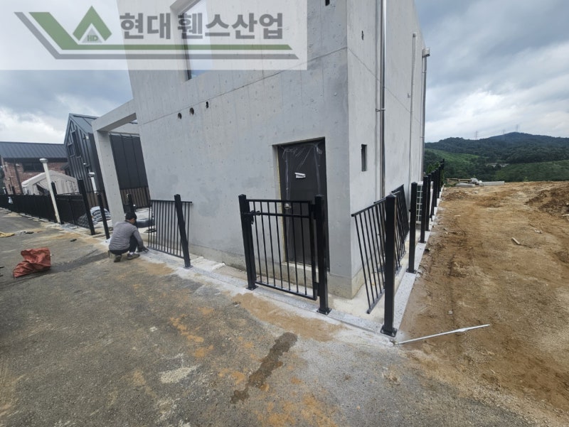 가평휀스 펜스 울타리 - 가평군 전원주택단지에 베이직 A형휀스를 설치한 현장을 소개합니다. 가평휀스 펜스 울타리 - 가평군 전원주택단지에 베이직 A형휀스를 설치한 현장을 소개합니다.