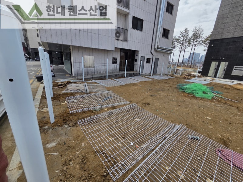 평택휀스 펜스 울타리 - 평택시 고덕동에 위치한 나대지 경계에 메쉬휀스를 시공한 현장을 소개합니다.