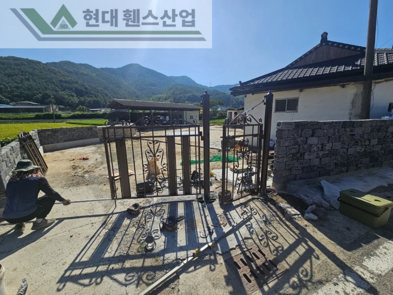 평택휀스 펜스 울타리 - 평택시 칠원동에 위치한 작은 마을 주택에 아름다운 합성목재가 들어간 대문을 시공한 현장을 소개합니다. 평택휀스 펜스 울타리 - 평택시 칠원동에 위치한 작은 마을 주택에 아름다운 합성목재가 들어간 대문을 시공한 현장을 소개합니다.