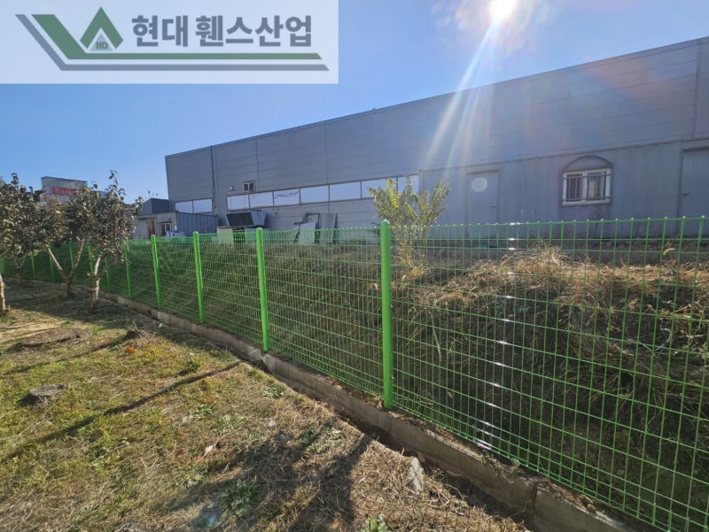아산휀스 펜스 울타리 - 아산시 배방읍에 위치한 교회 건물 뒤편에 경계용 메쉬휀스를 시공한 현장을 소개합니다.