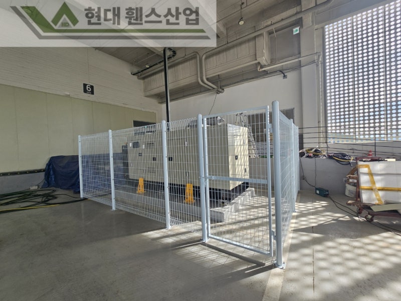 아산휀스 펜스 울타리 - 아산시 배방읍에 위치한 물류창고 내에 전자기 배전함 패드에 메쉬휀스를 설치한 현장을 소개합니다.