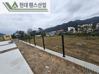 양평휀스 펜스 울타리 - 양평군 서종면에 위치한 신축 전원주택 경계에 베이직A형휀스와 메쉬휀스를 시공한 현장을 소개합니다. 양평휀스 펜스 울타리 - 양평군 서종면에 위치한 신축 전원주택 경계에 베이직A형휀스와 메쉬휀스를 시공한 현장을 소개합니다.