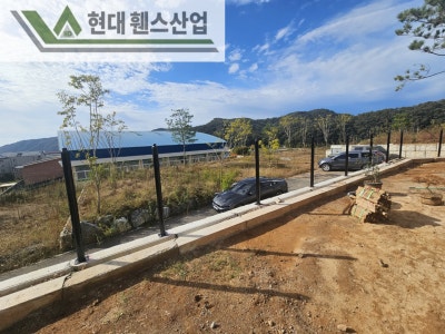 평택휀스 펜스 울타리 - 평택시 안중읍에 위치한 전원주택 경계에 베이직A형휀스를 시공한 현장을 소개합니다. 평택휀스 펜스 울타리 - 평택시 안중읍에 위치한 전원주택 경계에 베이직A형휀스를 시공한 현장을 소개합니다.