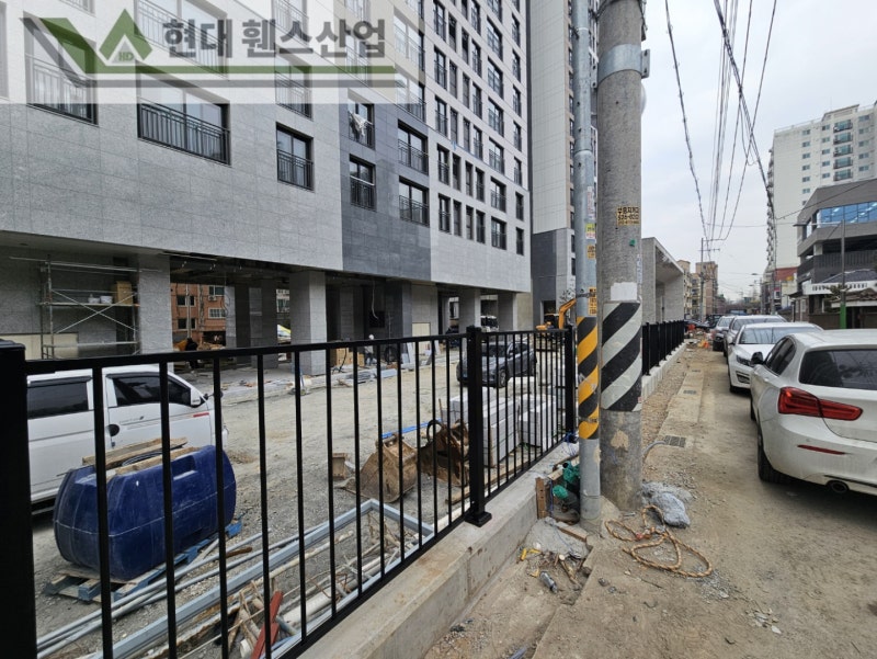 부평휀스 펜스 울타리 - 부평시에 위치한 신축아파트 경계에 베이직 A형휀스를 시공한 현장을 소개합니다.