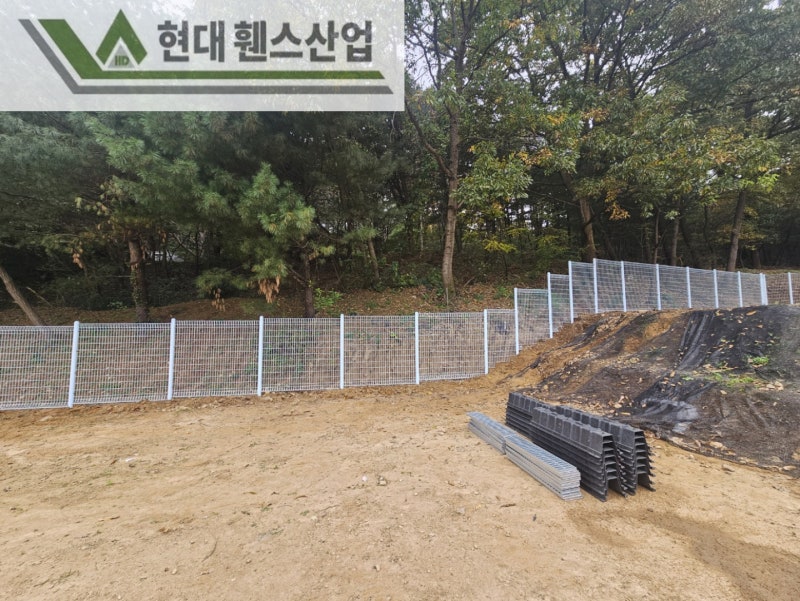 안성휀스 펜스 울타리 - 안성시 아양동에 위치한 나대지에 경계용 메쉬휀스를 시공한 현장을 소개합니다. 안성휀스 펜스 울타리 - 안성시 아양동에 위치한 나대지에 경계용 메쉬휀스를 시공한 현장을 소개합니다.