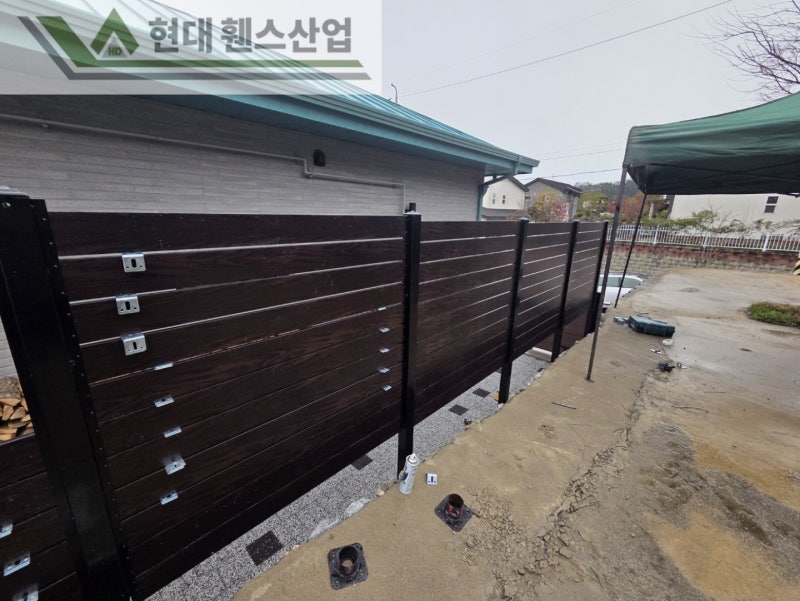 천안휀스 펜스 울타리 - 천안시 성거읍에 위치한 전원주택에 목재 가림막휀스를 시공한 현장을 소개합니다. 천안휀스 펜스 울타리 - 천안시 성거읍에 위치한 전원주택에 목재 가림막휀스를 시공한 현장을 소개합니다.