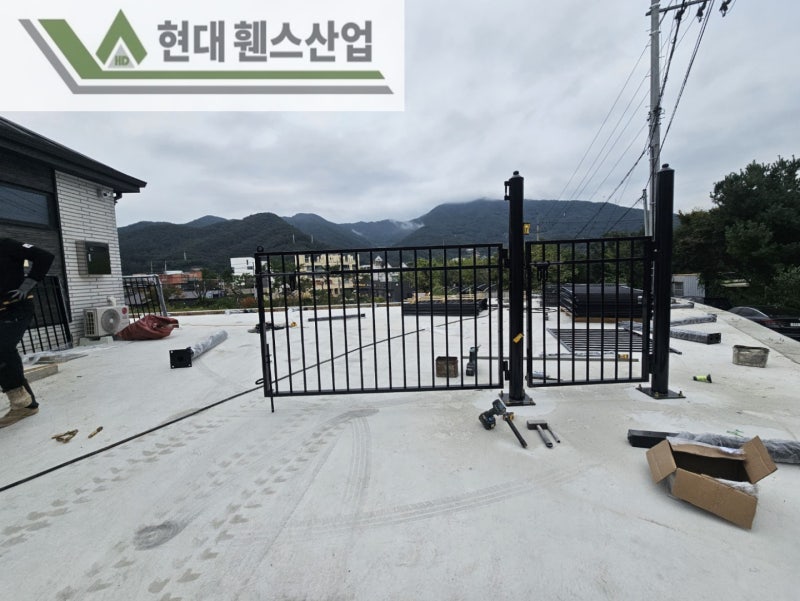 양평휀스 펜스 울타리 - 양평군 서종면에 위치한 신축 전원주택 경계에 베이직A형휀스와 메쉬휀스를 시공한 현장을 소개합니다. 양평휀스 펜스 울타리 - 양평군 서종면에 위치한 신축 전원주택 경계에 베이직A형휀스와 메쉬휀스를 시공한 현장을 소개합니다.
