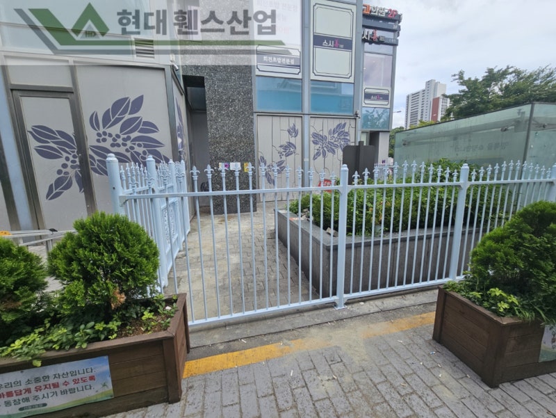 고양휀스 펜스 울타리 - 고양시 일산동구에 위치한 복합 쇼핑몰 건물에 출입방지용 디자인창살휀스를 설치한 현장을 소개합니다. 고양휀스 펜스 울타리 - 고양시 일산동구에 위치한 복합 쇼핑몰 건물에 출입방지용 디자인창살휀스를 설치한 현장을 소개합니다.