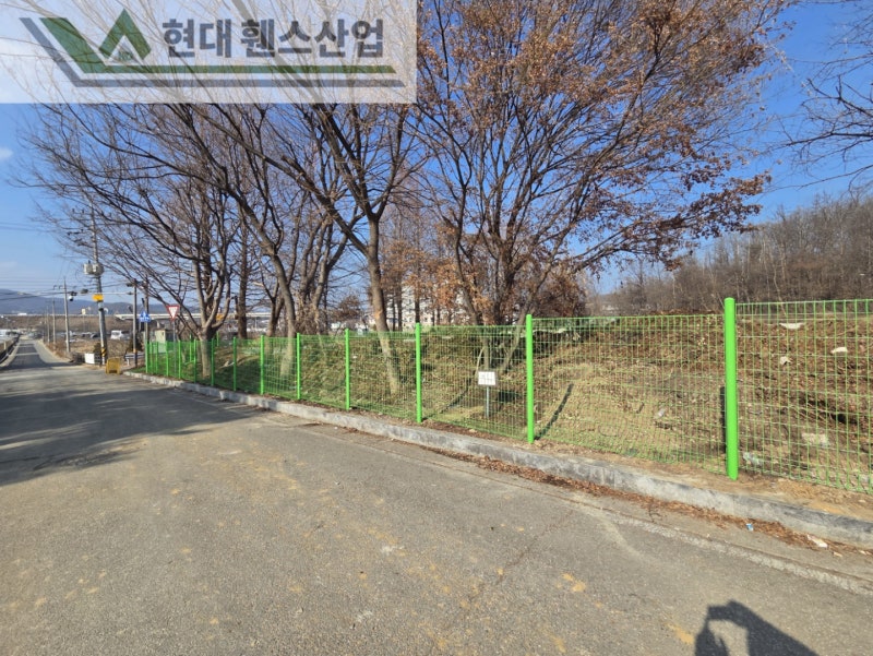 평택휀스 펜스 울타리 - 저번주에 이어 평택 렌터카 회사 부지 경계에 추가로 메쉬휀스를 시공한 현장을 소개합니다. 평택휀스 펜스 울타리 - 저번주에 이어 평택 렌터카 회사 부지 경계에 추가로 메쉬휀스를 시공한 현장을 소개합니다.