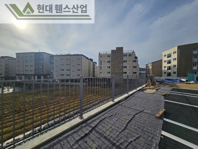 용인휀스 펜스 울타리 - 용인시 보정동에 위치한 신축 원룸빌라 경계에 추락방지용 베이직A형휀스를 시공한 현장을 소개합니다.