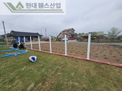 여주휀스 펜스 울타리 - 여주시 점동면에 위치한 키즈카페 예정지에 합성목재 가림막휀스와 차폐휀스를 설치한 현장을 소개합니다. Vo.1