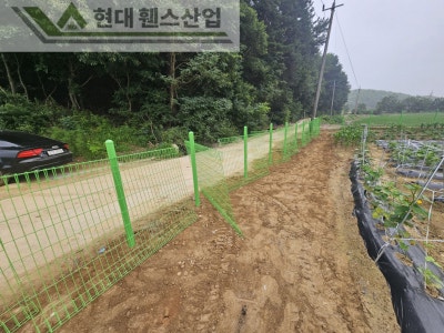 아산휀스 펜스 울타리 - 아산시 신창면에 위치한 농막 부지 경계에 메쉬휀스를 설치한 현장을 소개합니다. 아산휀스 펜스 울타리 - 아산시 신창면에 위치한 농막 부지 경계에 메쉬휀스를 설치한 현장을 소개합니다.