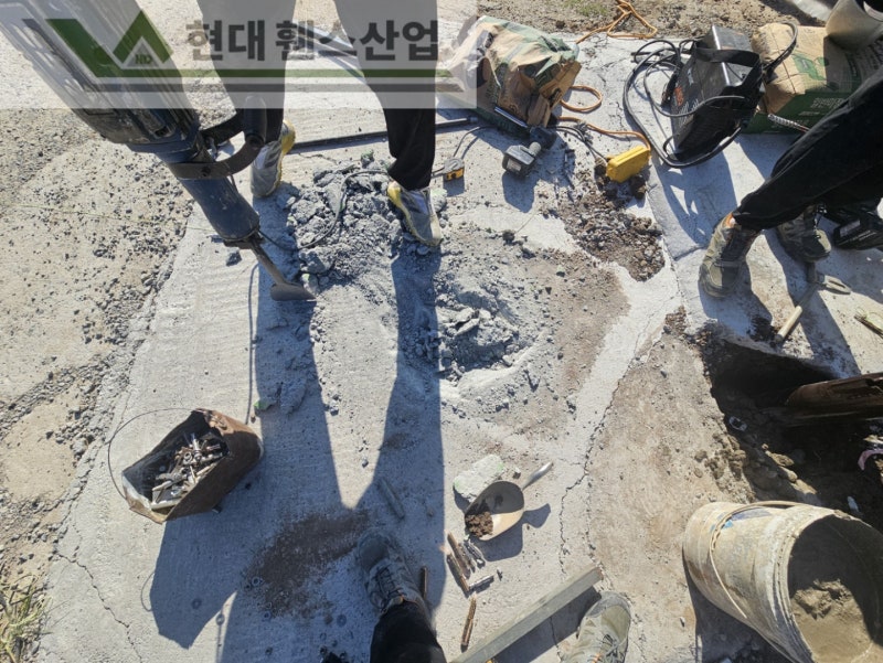 평택휀스 펜스 울타리 - 평택시 칠원동에 위치한 작은 마을 주택에 아름다운 합성목재가 들어간 대문을 시공한 현장을 소개합니다. 평택휀스 펜스 울타리 - 평택시 칠원동에 위치한 작은 마을 주택에 아름다운 합성목재가 들어간 대문을 시공한 현장을 소개합니다.