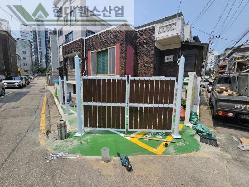 시흥휀스 펜스 울타리 - 시흥시 대야동에 위치한 단독주택에 목재가 아름다운 미네랄 데크휀스와 대문을 설치한 현장을 소개합니다.
