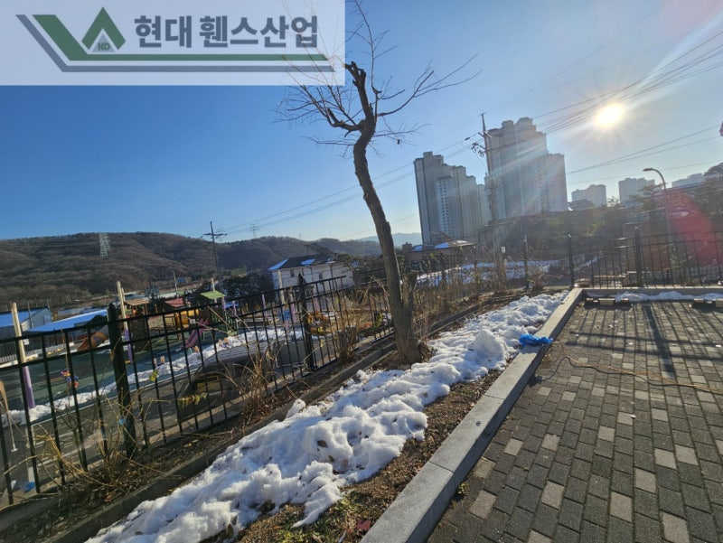 평택휀스 펜스 울타리 - 평택시 용이동에 위치한 유치원 주차장에 기존 메쉬휀스 철거 및 베이직B형휀스를 시공한 현장을 소개합니다.
