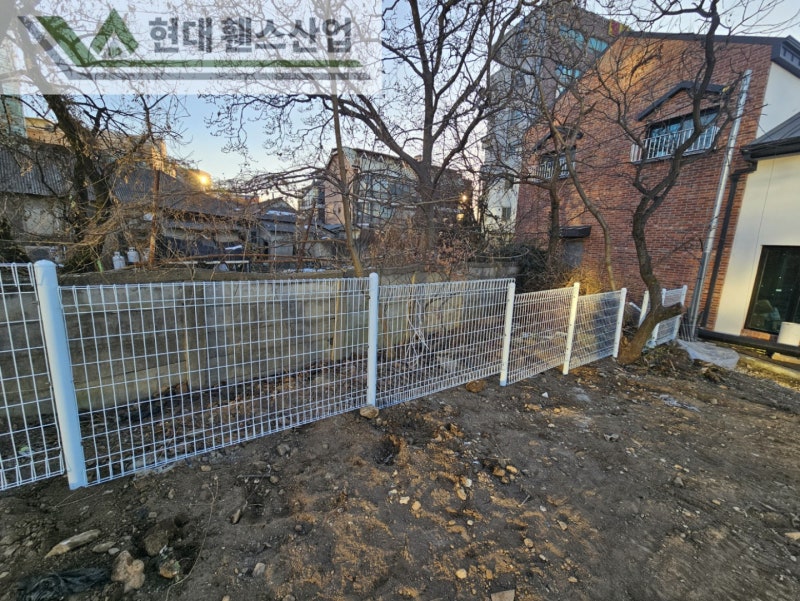 오산휀스 펜스 울타리 - 오산시 지곶동에 위치한 신축 건물에 경계용 메쉬휀스를 시공한 현장을 소개합니다.