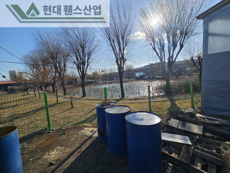천안휀스 펜스 울타리 - 천안시 직산읍에 위치한 제조 공장 경계에 오래된 메쉬휀스를 철거하고 새로운 메쉬휀스를 시공한 현장을 소개합니다. 천안휀스 펜스 울타리 - 천안시 직산읍에 위치한 제조 공장 경계에 오래된 메쉬휀스를 철거하고 새로운 메쉬휀스를 시공한 현장을 소개합니다.