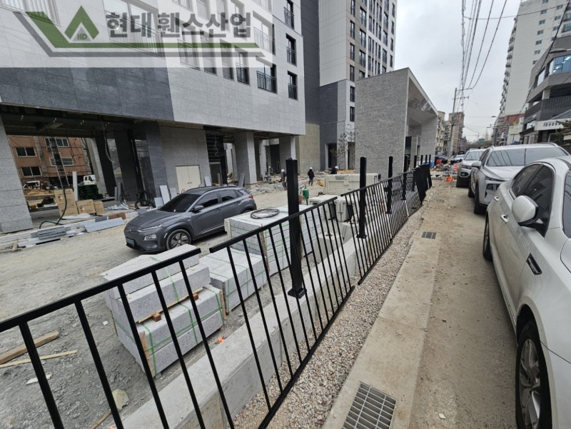 부평휀스 펜스 울타리 - 부평시에 위치한 신축아파트 경계에 베이직 A형휀스를 시공한 현장을 소개합니다.
