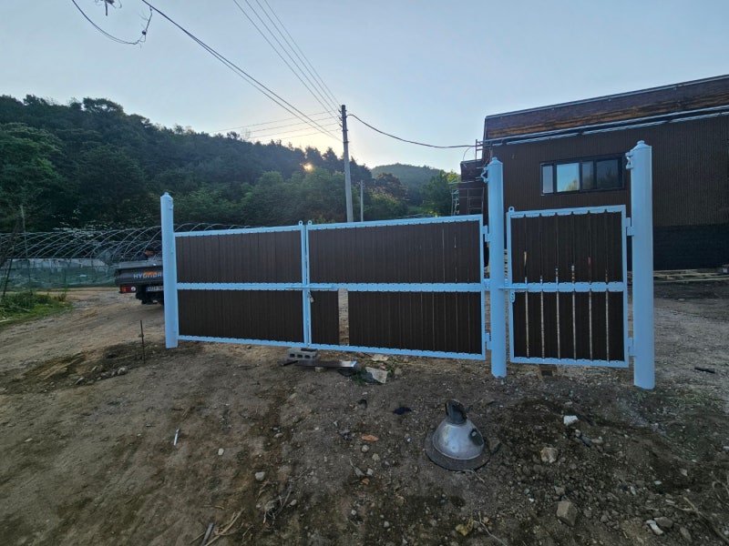 공주휀스 펜스 울타리 - 공주시 유구읍에 위치한 전원주택 경계에 경계용 메쉬휀스와 베이직휀스를 시공한 현장을 소개합니다. 공주휀스 펜스 울타리 - 공주시 유구읍에 위치한 전원주택 경계에 경계용 메쉬휀스와 베이직휀스를 시공한 현장을 소개합니다.