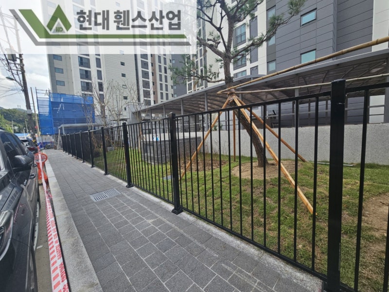 남양주 휀스 펜스 울타리 - 남양주시 진전읍에 위치한 신축 아파트 단지 경계에 베이직 A형휀스를 시공한 현장을 소개합니다.