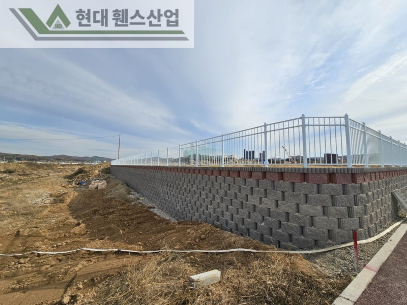 평택휀스 펜스 울타리 - 평택시 칠괴동에 위치한 신축산업단지 부지 경계에 경계용 베이직 B형휀스를 시공한 현장을 소개합니다.