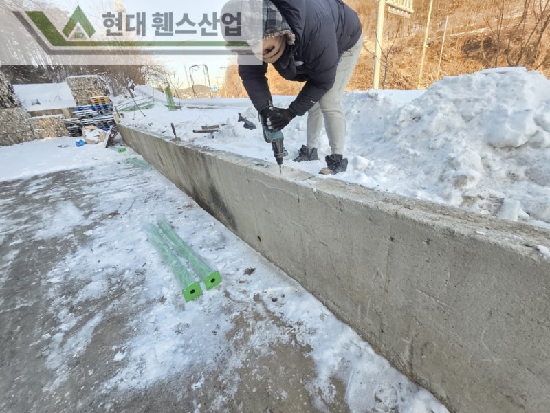 아산휀스 펜스 울타리 - 아산시 용화동에 위치한 재활용 공장 경계에 차폐휀스를 시공한 현장을 소개합니다. 아산휀스 펜스 울타리 - 아산시 용화동에 위치한 재활용 공장 경계에 차폐휀스를 시공한 현장을 소개합니다.
