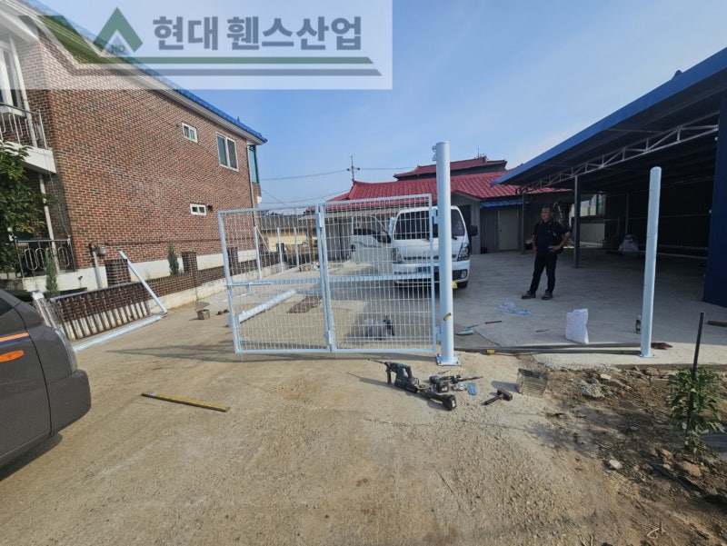 천안휀스 펜스 울타리 - 천안시 성환읍에 위치한 시골 마을 주택에 경계용 메쉬휀스를 설치한 현장을 소개합니다. 천안휀스 펜스 울타리 - 천안시 성환읍에 위치한 시골 마을 주택에 경계용 메쉬휀스를 설치한 현장을 소개합니다.