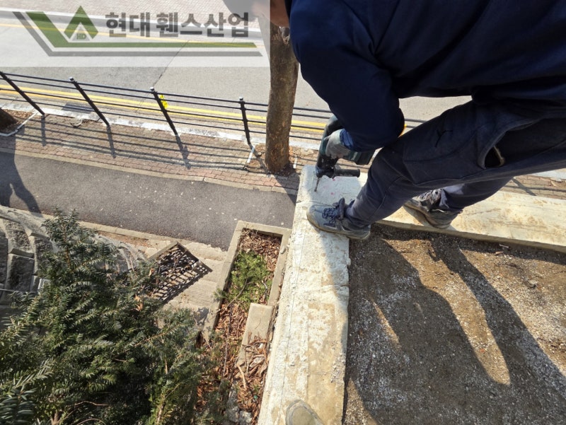 평택휀스 펜스 울타리 - 평택시 비전동에 위치한 신축 주택 경계에 추락방지용 메쉬휀스를 시공한 현장을 소개합니다.