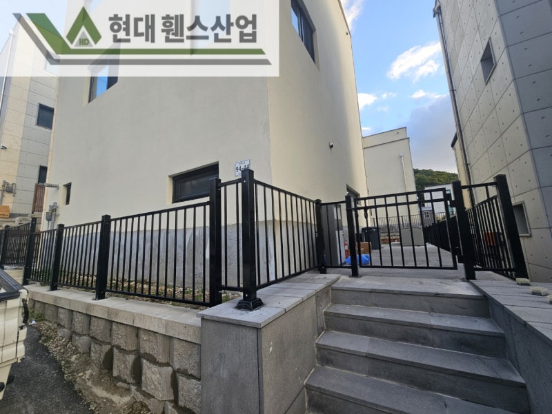 오산휀스 펜스 울타리 - 오산시 양산동에 위치한 전원주택 경계에 베이직 A형휀스를 시공한 현장을 소개합니다.