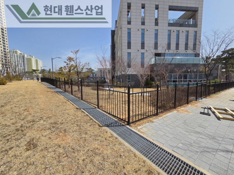 제천휀스 펜스 울타리 - 제천군 세무서 경계에 베이직C형휀스를 시공한 현장을 소개합니다.