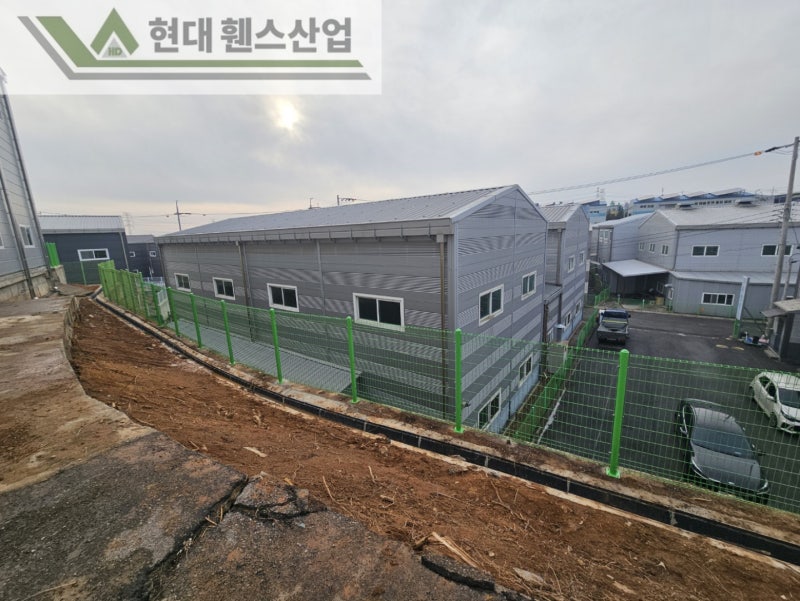 당진휀스 펜스 울타리 - 당진시 원당동에 위치한 공장 경계에 설치된 오래된 울타리를 철거하고 새롭게 시공해드린 현장을 소개합니다.