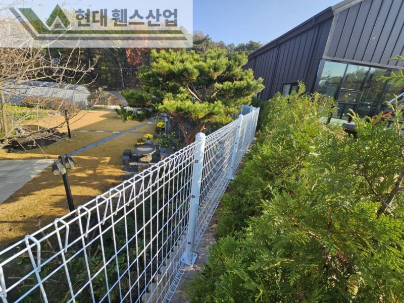 수원휀스 펜스 울타리 - 수원시 권선구 고색동에 위치한 신축 건물 경계에 추락방지용 메쉬휀스를 시공한 현장을 소개합니다.