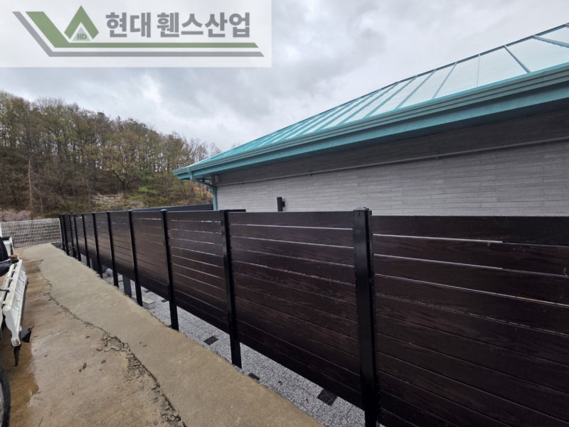 천안휀스 펜스 울타리 - 천안시 성거읍에 위치한 전원주택에 목재 가림막휀스를 시공한 현장을 소개합니다. 천안휀스 펜스 울타리 - 천안시 성거읍에 위치한 전원주택에 목재 가림막휀스를 시공한 현장을 소개합니다.