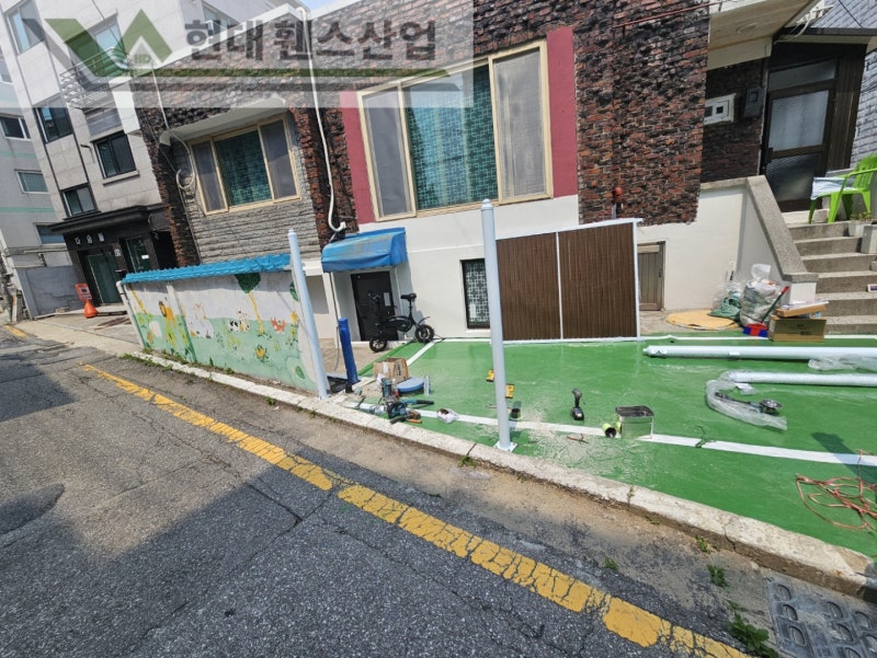 시흥휀스 펜스 울타리 - 시흥시 대야동에 위치한 단독주택에 목재가 아름다운 미네랄 데크휀스와 대문을 설치한 현장을 소개합니다.