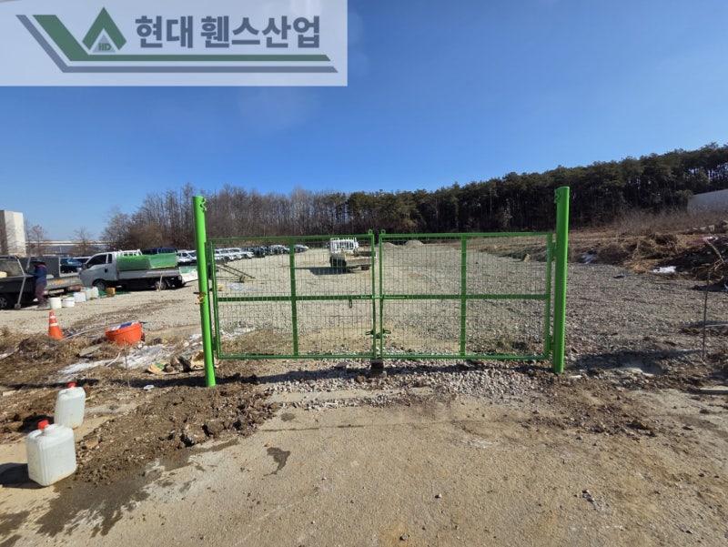 평택휀스 펜스 울타리 - 평택시 송탄동에 위치한 렌터카 회사 주차장 부지에 경계용 메쉬휀스를 시공한 현장을 소개합니다.