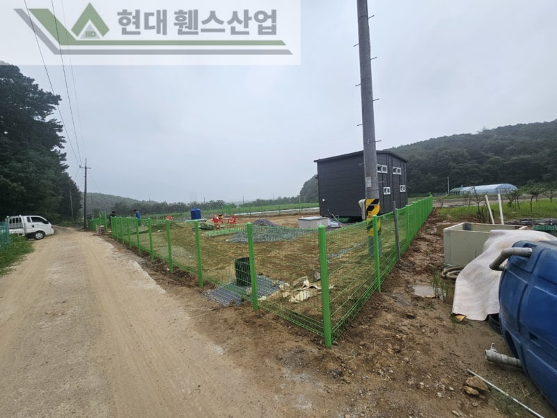 아산휀스 펜스 울타리 - 아산시 신창면에 위치한 농막 부지 경계에 메쉬휀스를 설치한 현장을 소개합니다. 아산휀스 펜스 울타리 - 아산시 신창면에 위치한 농막 부지 경계에 메쉬휀스를 설치한 현장을 소개합니다.