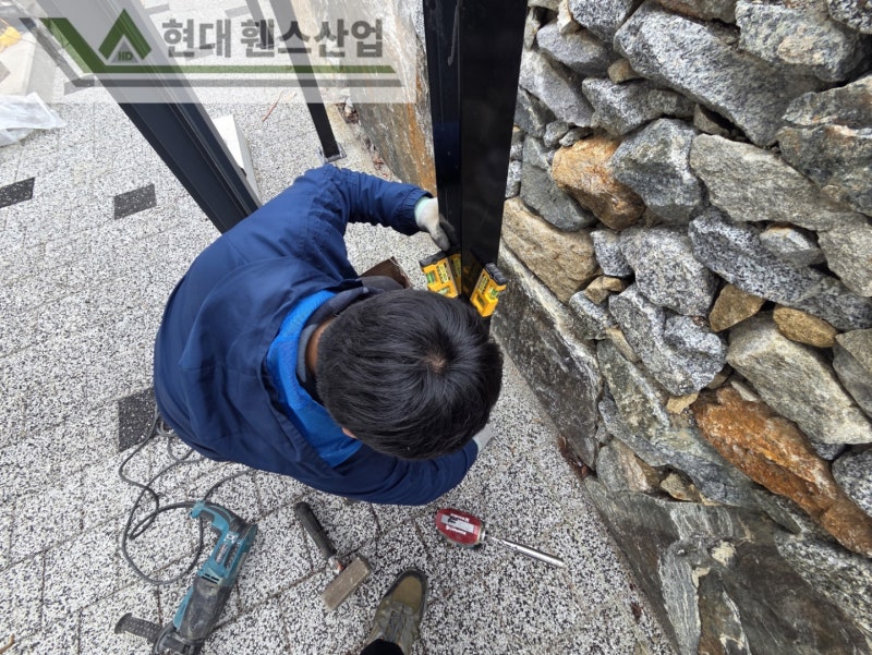 천안휀스 펜스 울타리 - 천안시 성거읍에 위치한 전원주택에 목재 가림막휀스를 시공한 현장을 소개합니다. 천안휀스 펜스 울타리 - 천안시 성거읍에 위치한 전원주택에 목재 가림막휀스를 시공한 현장을 소개합니다.