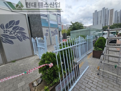 고양휀스 펜스 울타리 - 고양시 일산동구에 위치한 복합 쇼핑몰 건물에 출입방지용 디자인창살휀스를 설치한 현장을 소개합니다. 고양휀스 펜스 울타리 - 고양시 일산동구에 위치한 복합 쇼핑몰 건물에 출입방지용 디자인창살휀스를 설치한 현장을 소개합니다.