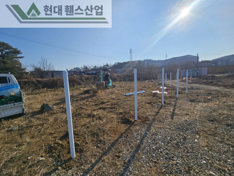 천안휀스 펜스 울타리 - 천안시 직산읍에 위치한 나대지에 경계용 메쉬휀스를 시공한 현장을 소개합니다. 천안휀스 펜스 울타리 - 천안시 직산읍에 위치한 나대지에 경계용 메쉬휀스를 시공한 현장을 소개합니다.