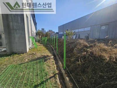 아산휀스 펜스 울타리 - 아산시 배방읍에 위치한 교회 건물 뒤편에 경계용 메쉬휀스를 시공한 현장을 소개합니다.