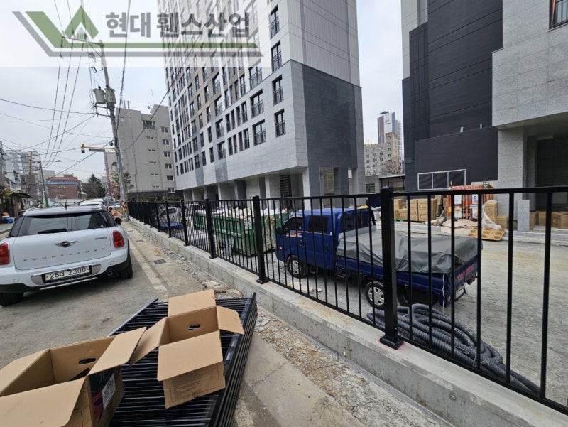 부평휀스 펜스 울타리 - 부평시에 위치한 신축아파트 경계에 베이직 A형휀스를 시공한 현장을 소개합니다.