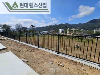 양평휀스 펜스 울타리 - 양평군 서종면에 위치한 신축 전원주택 경계에 베이직A형휀스와 메쉬휀스를 시공한 현장을 소개합니다. 양평휀스 펜스 울타리 - 양평군 서종면에 위치한 신축 전원주택 경계에 베이직A형휀스와 메쉬휀스를 시공한 현장을 소개합니다.