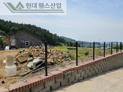아산휀스 펜스 울타리 - 아산시 선장면에 위치한 경치가 아름다운 전원주택에 베이직휀스를 설치한 현장을 소개합니다. 아산휀스 펜스 울타리 - 아산시 선장면에 위치한 경치가 아름다운 전원주택에 베이직휀스를 설치한 현장을 소개합니다.