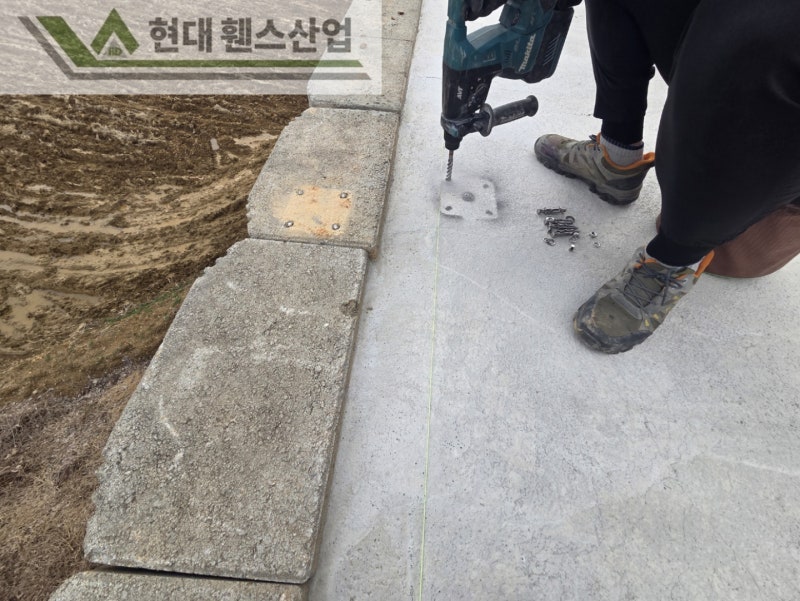천안휀스 펜스 울타리 - 천안시 직산읍에 위치한 나대지 경계에 추락방지용 메쉬휀스를 시공한 현장을 소개합니다.